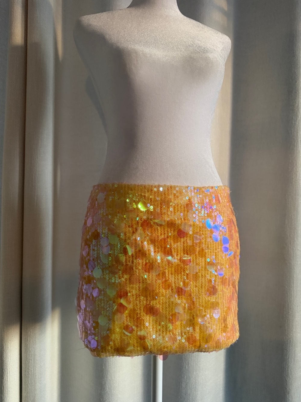Edikted Yellow sequin mini skirt with Satin lining - Picture 4 of 10